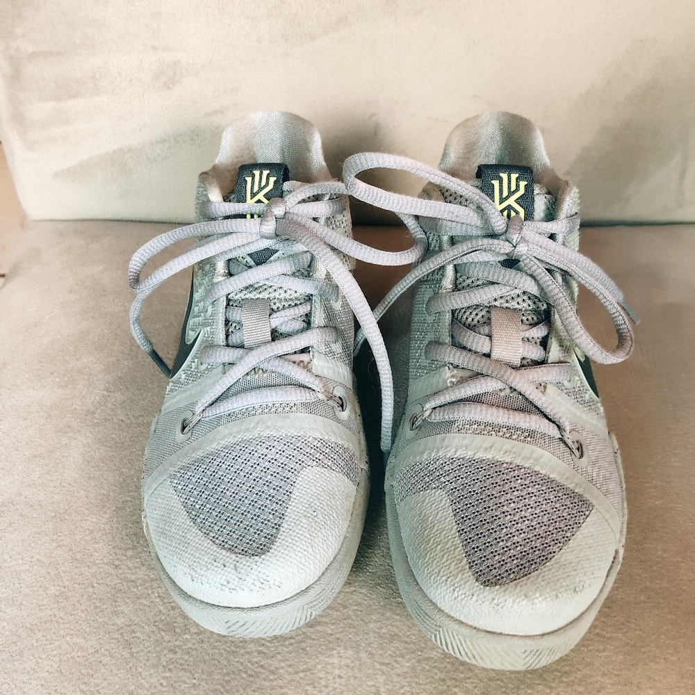 Kids Nike Kyrie Irving Basketball Shoe Size 12